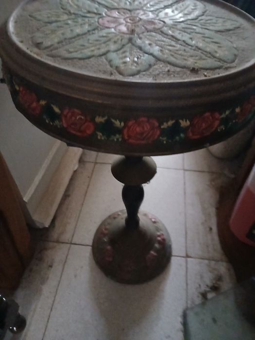 Mesinha redonda em latao antiga mede 60 altura x 30 diametro com 3 pec