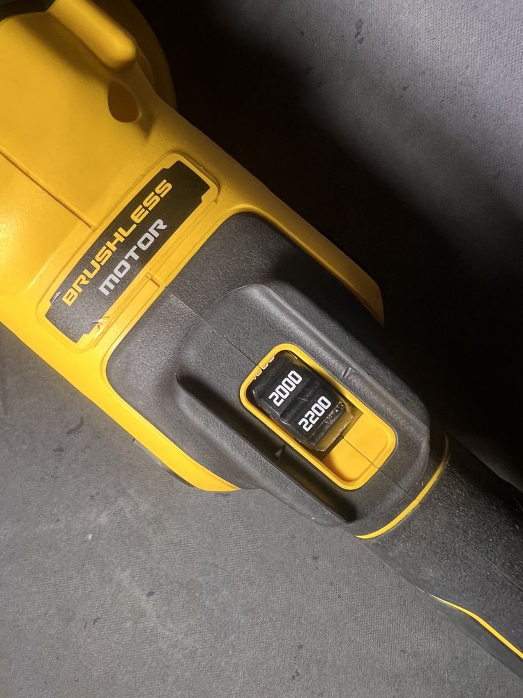 Акумуляторна полірувальна машина DeWALT DCM849