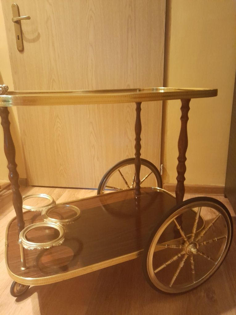Stolik na kółkach do salonu