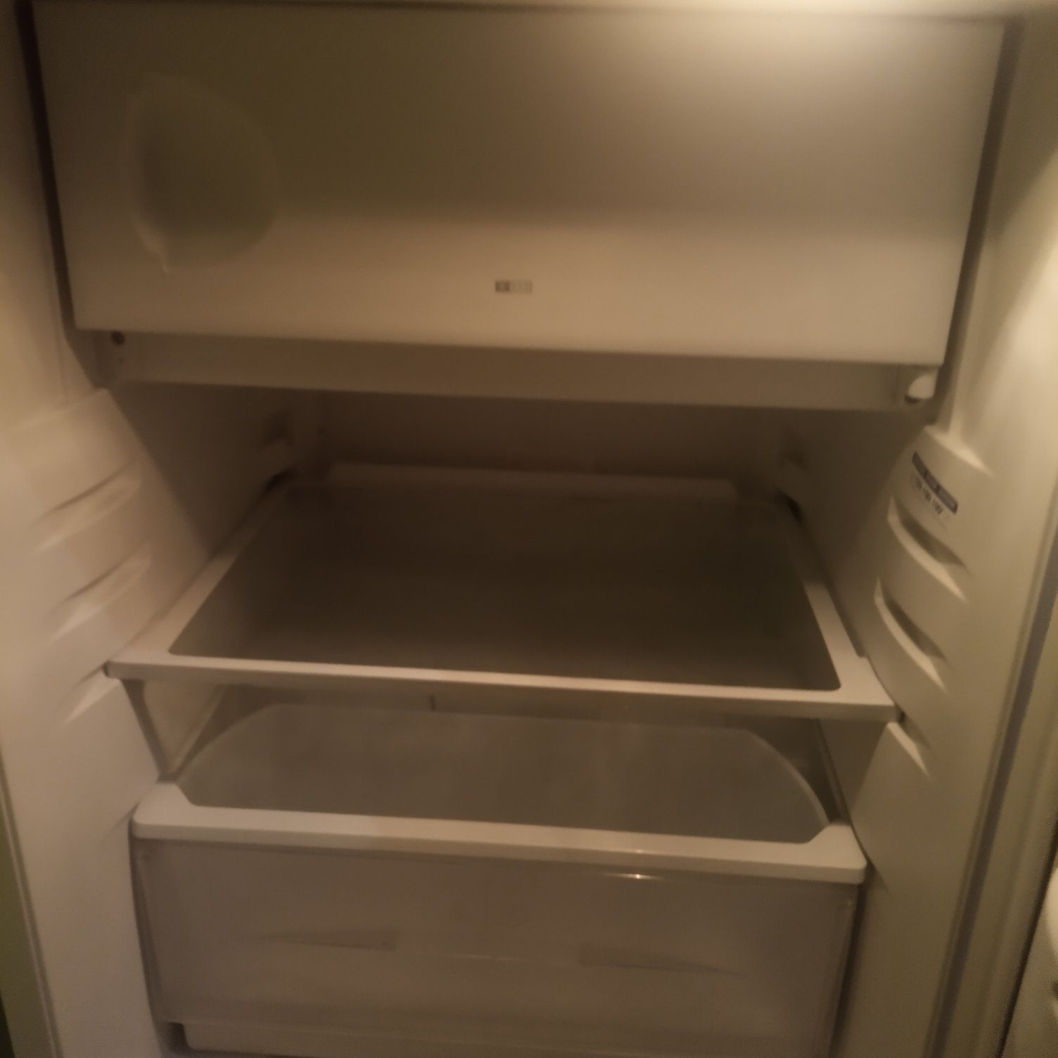 mała lodówka INDESIT z zamrażarnikiem