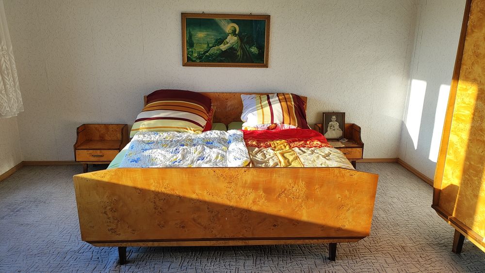 Komplet mebli z PRL - łóżko, szafa, stoliki nocne, toaletka