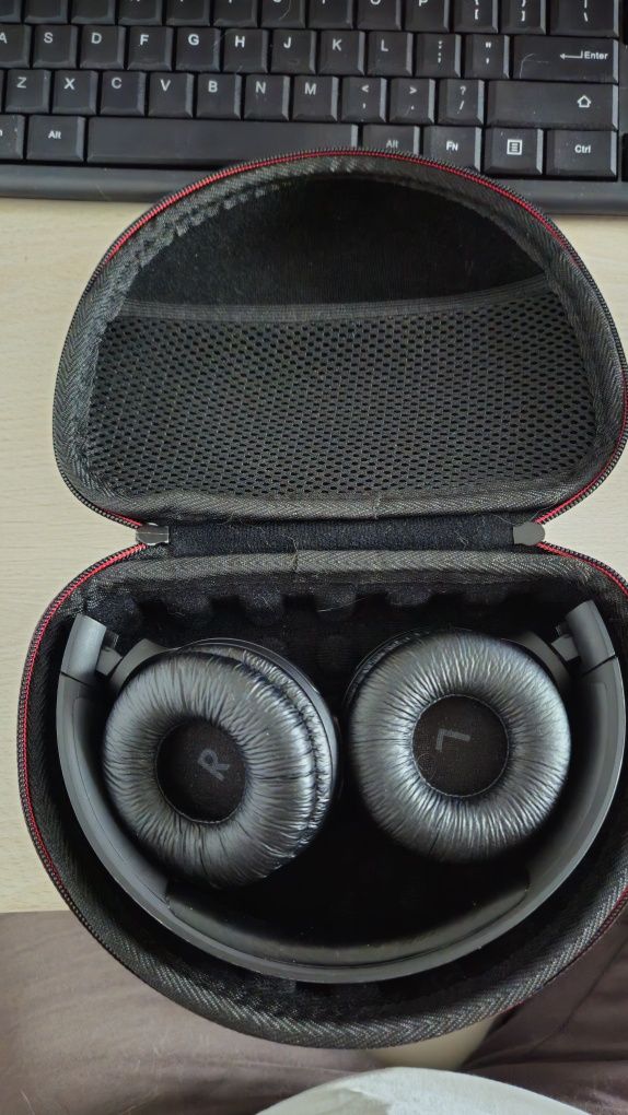 Słuchawki JBL Tune + etui bezprzewodowe Bluetooth 5.3