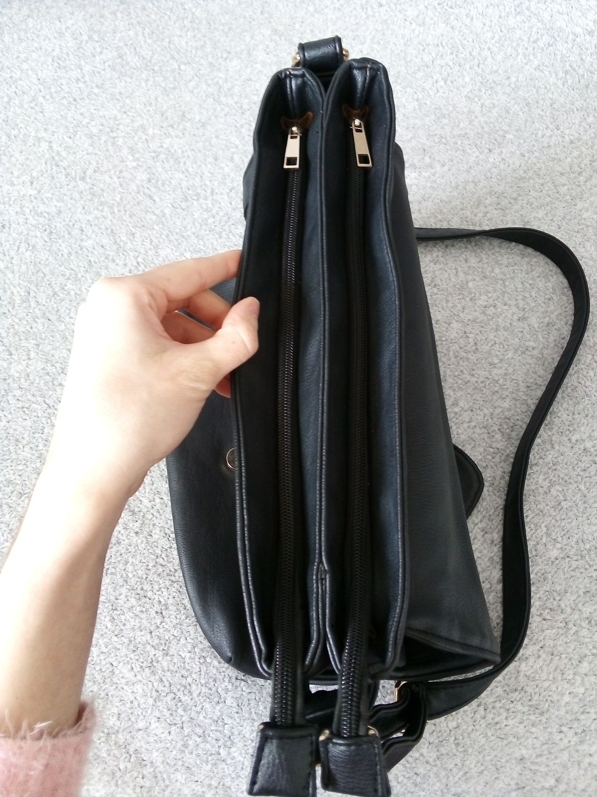 Czarna duża pojemna torebka listonoszka na długim pasku sporo kieszeni
