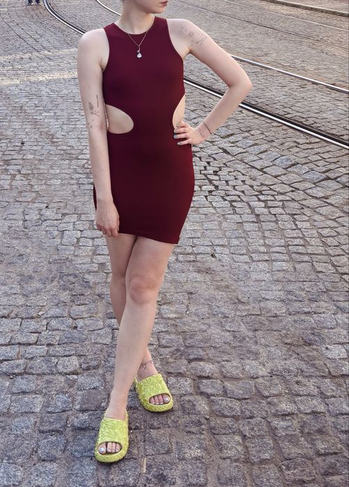 Zmysłowa sukienka bodycon z wycieciami po bokach, burgundowa