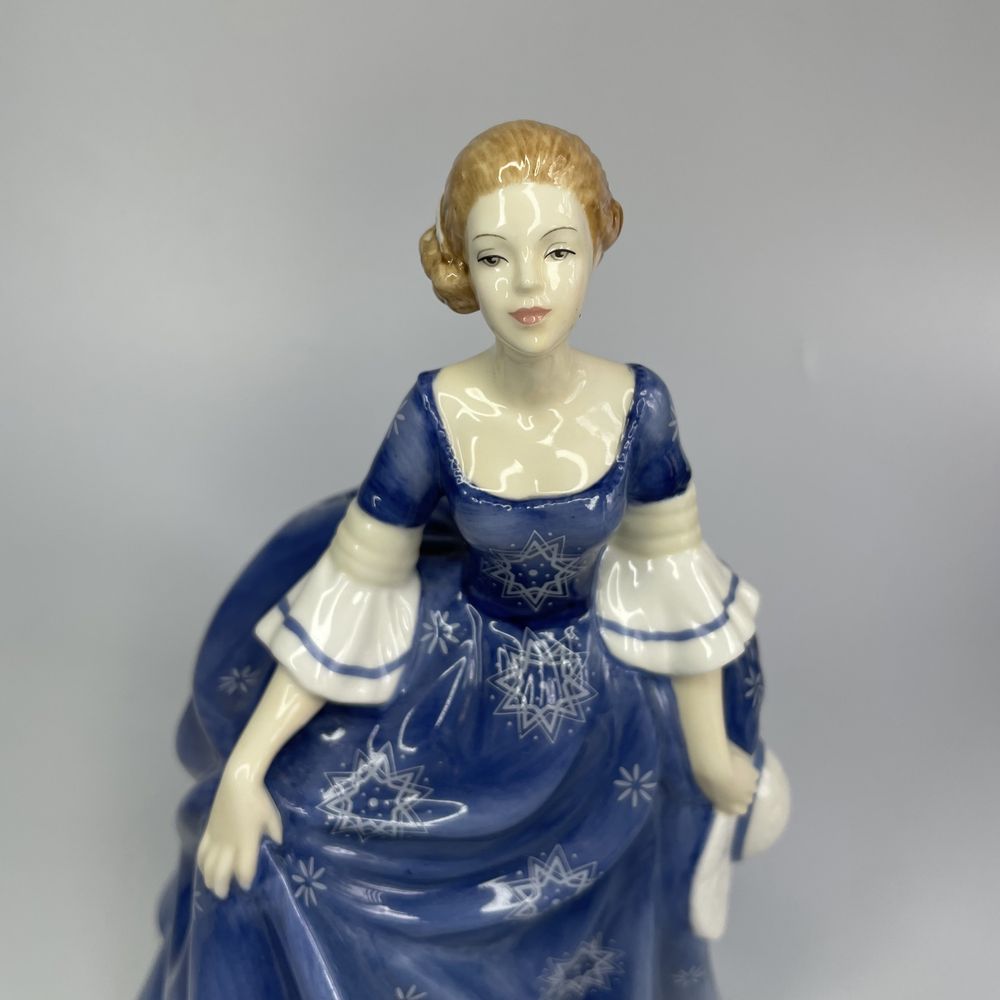 Figurka dama z kapeluszem Hilary HN 4996 Royal Doulton niebieska mal