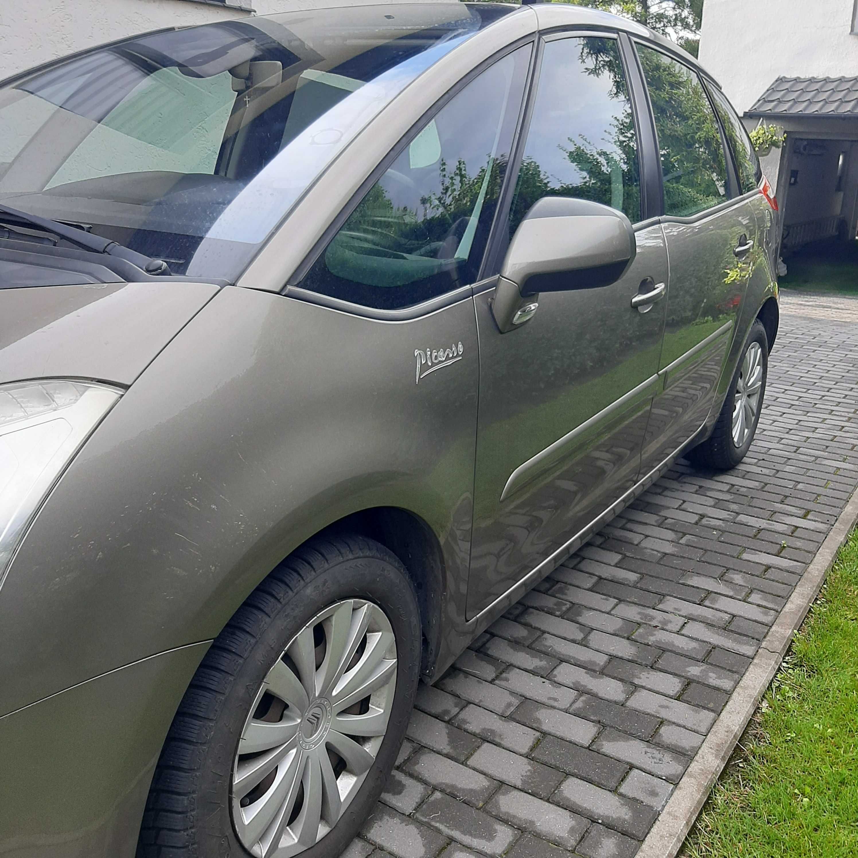 Sprzedam samochód Citroen C-4 Picasso z małym przebiegiem
