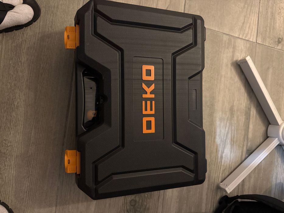 Mala de ferramentas e parafusadora DEKO, pra vender logo !