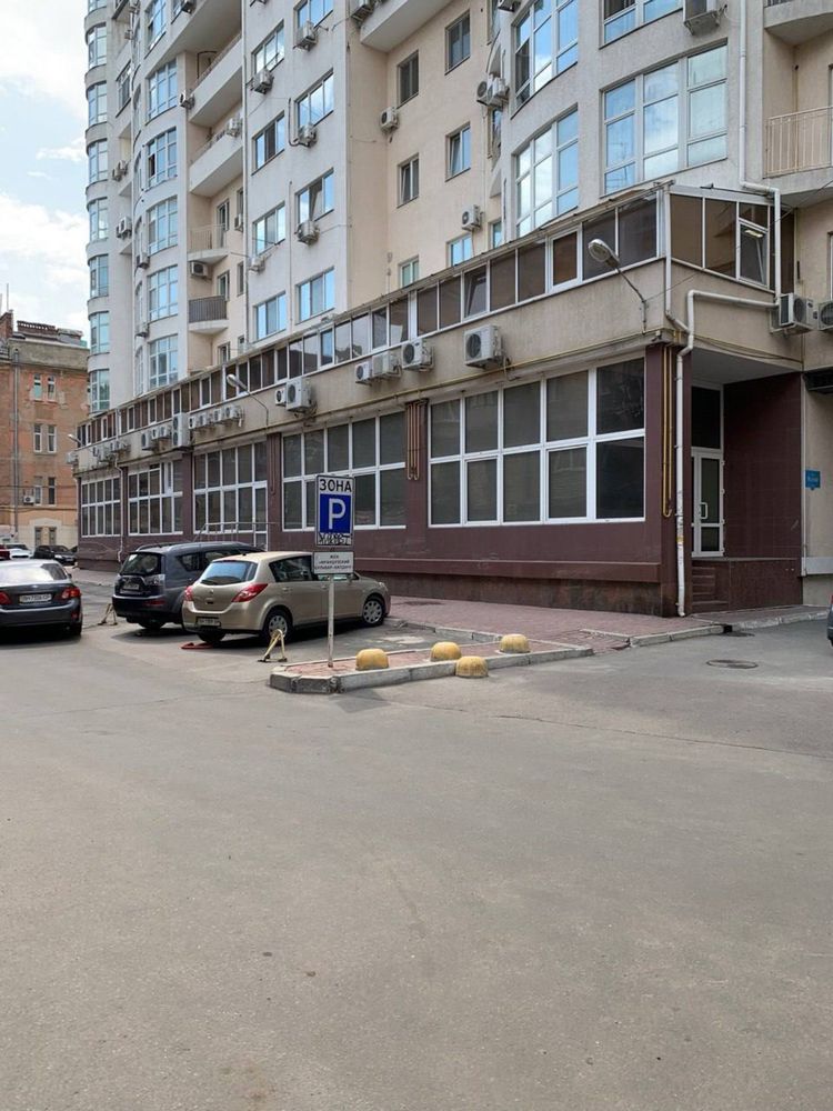 Французский бульвар. Музкомедия. Аренда офиса. Центр. Фасадный вход.