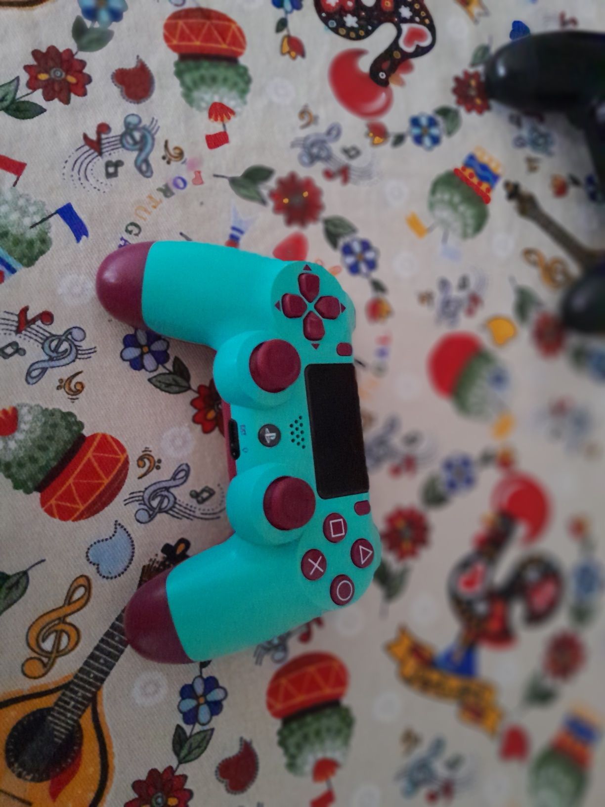 Vendo ps4 pro com 2 comandos