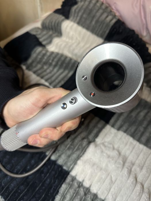 Оригінальний фен для волосся Dyson Supersonic.