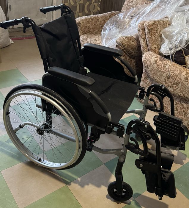 Колісне крісло, інвалідний візок Invacare універсальний