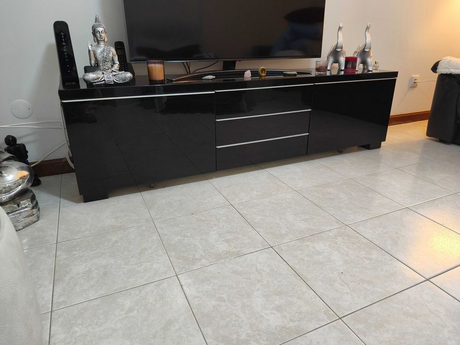 Móvel de Sala para TV Preto Brilhante - Como Novo!