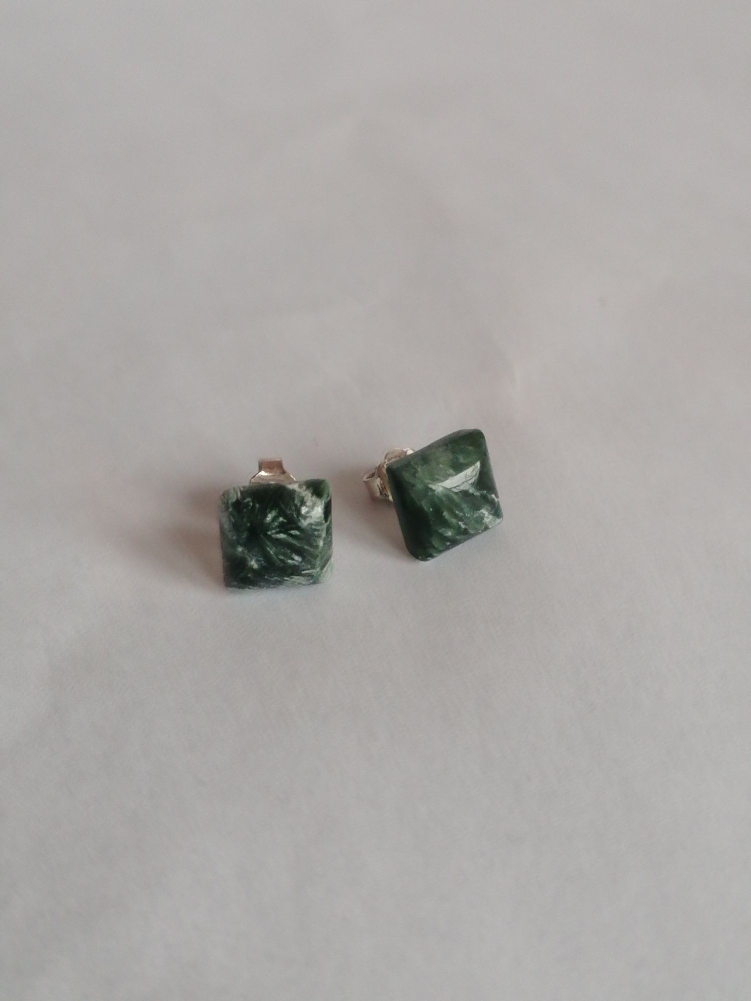Srebrne kolczyki z zielonkawym kamieniem