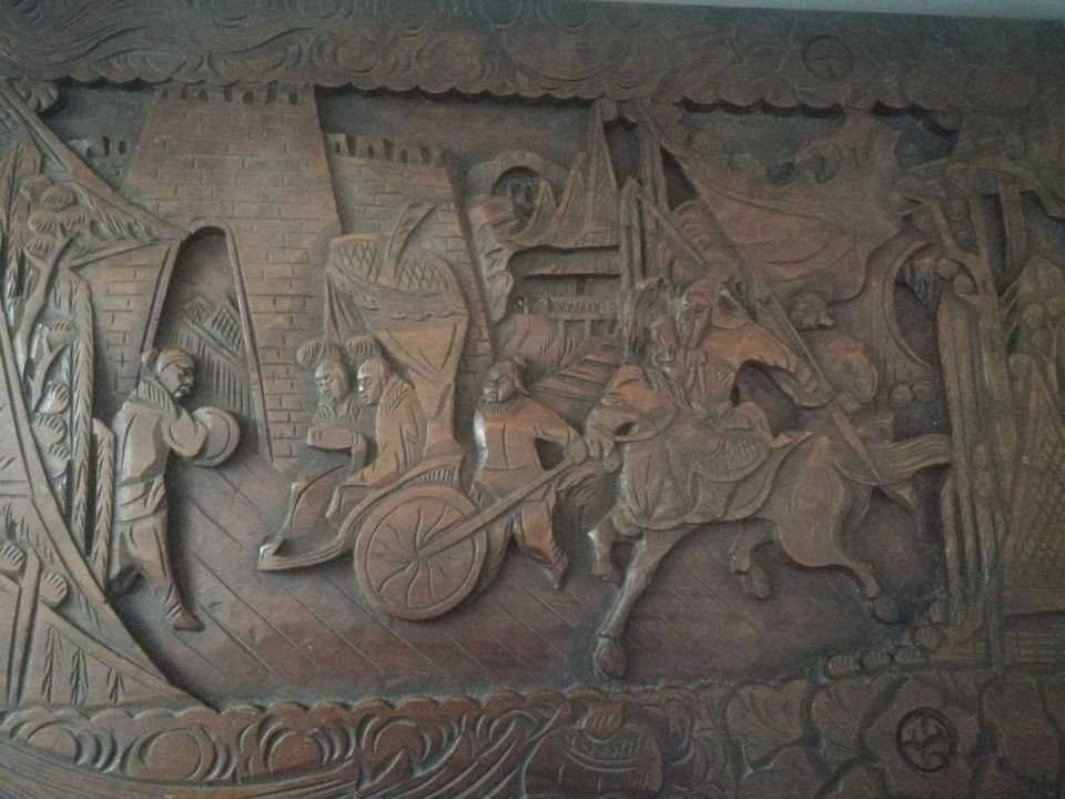 Móvel - Antiga Arca/Mala em madeira cânfora c/entalhes