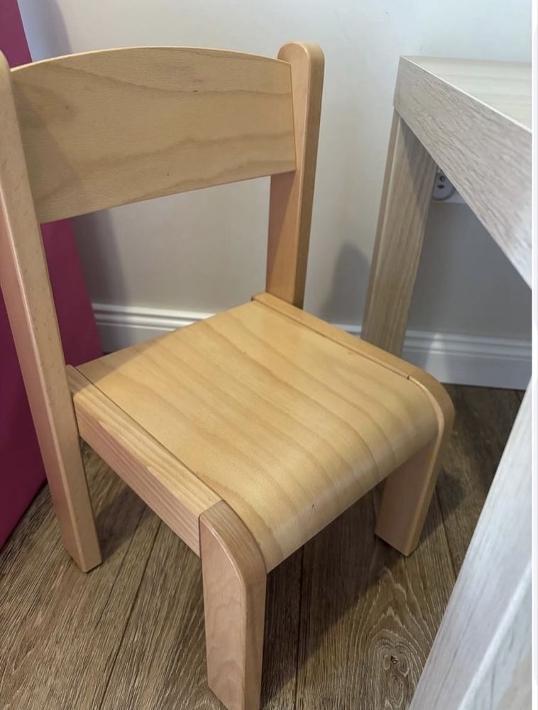 Stolik ikea lack i drewniane krzesełko