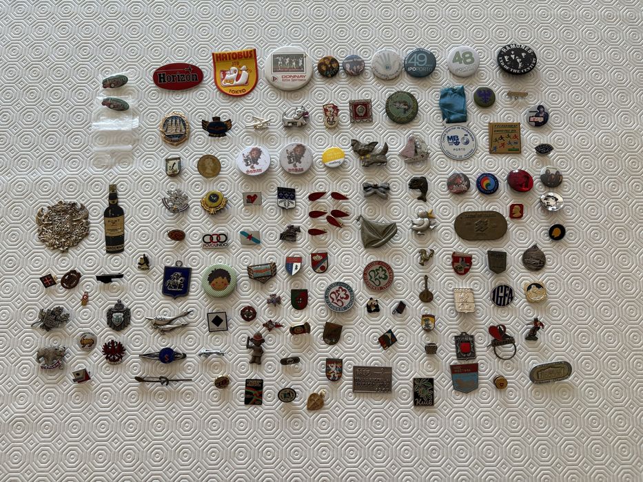 Pequenos alfinetes crachas pins