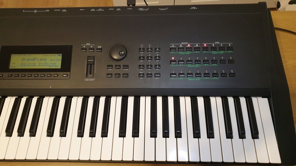 Syntezator Yamaha SY77