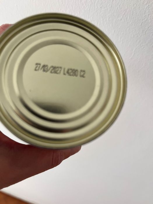 Varias latas de conserva de salsichas Isidoro