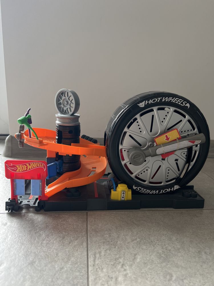 Hot Wheels Zestaw Odjazdowy warsztat opon FNB17