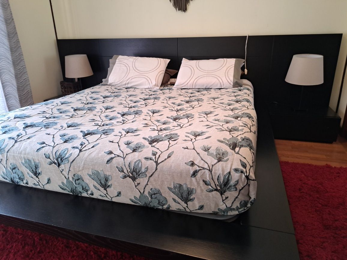 Quarto de casal, Cama, colchão, mesinha cabeceira