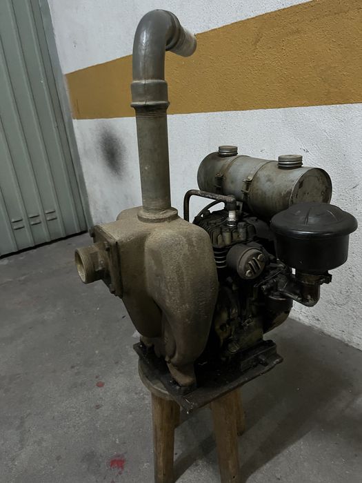 Motor de rega a gasolina ( reliquia ) em pleno a funcionar