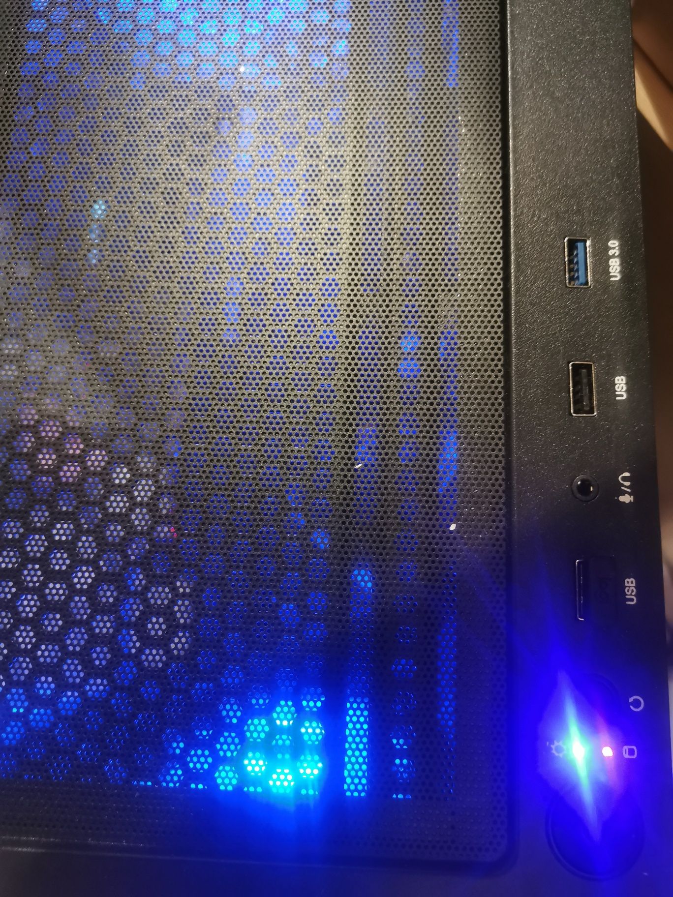 Zestaw komputerowy, komputer AMD Ryzen 5, monitor AOC, klawiatura i