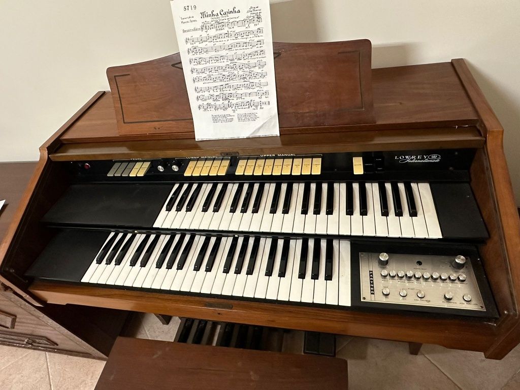 Piano vertical lowrey