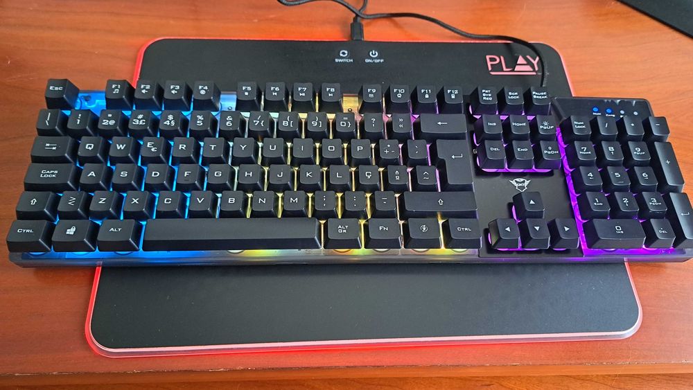 Teclado Gaming TRUST AZOR GXT 838