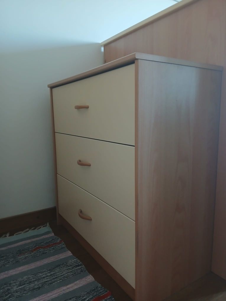 Quarto criança, cama, cómoda e roupeiro