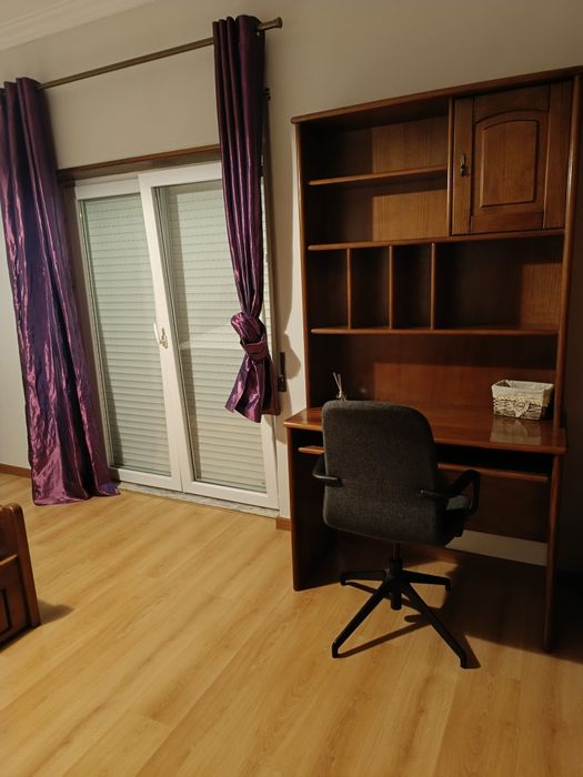 Quarto individual com cama de casal