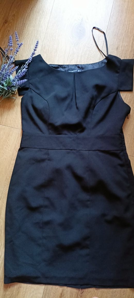 Czarna  sukienka  o prostym kroju