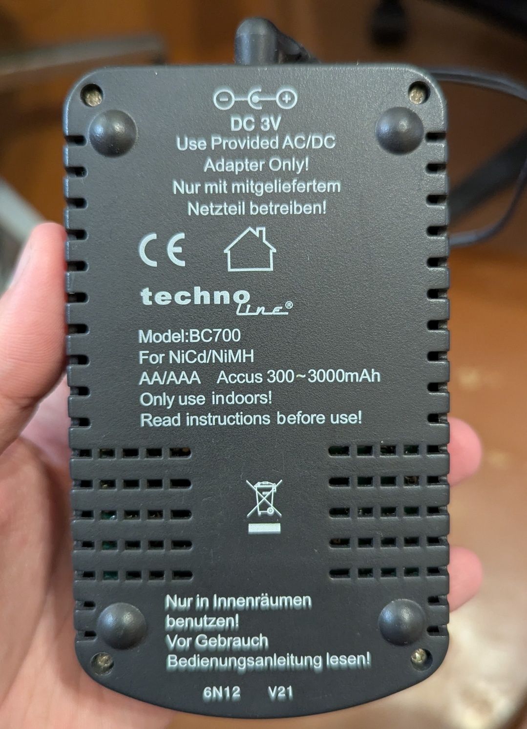 Розумний зарядний пристрiй Technoline bc700