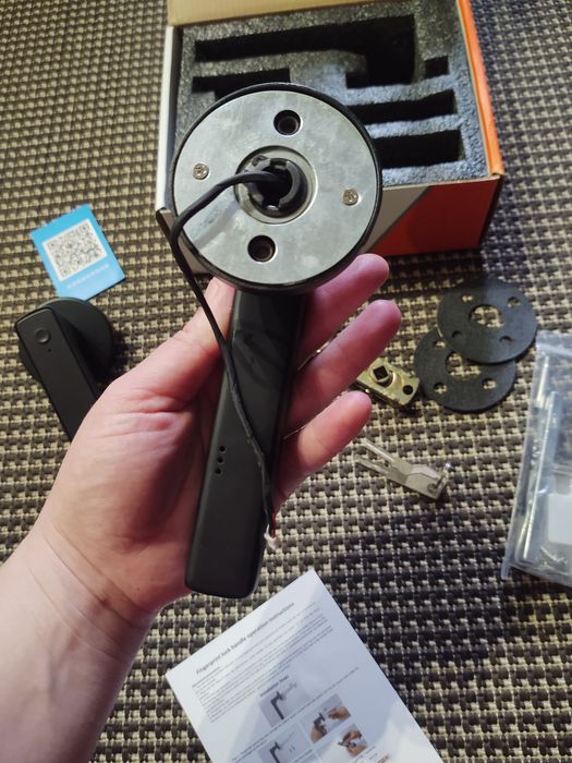 Розумний кодовий замок-ручка з відбитком пальця.

Кілька способів розб