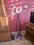 Lampa stojąca czarna wyginana w każdą stronę.