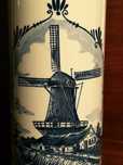 Garrafa em tons de azul de artesanato holandês (Delft), marca Bols.