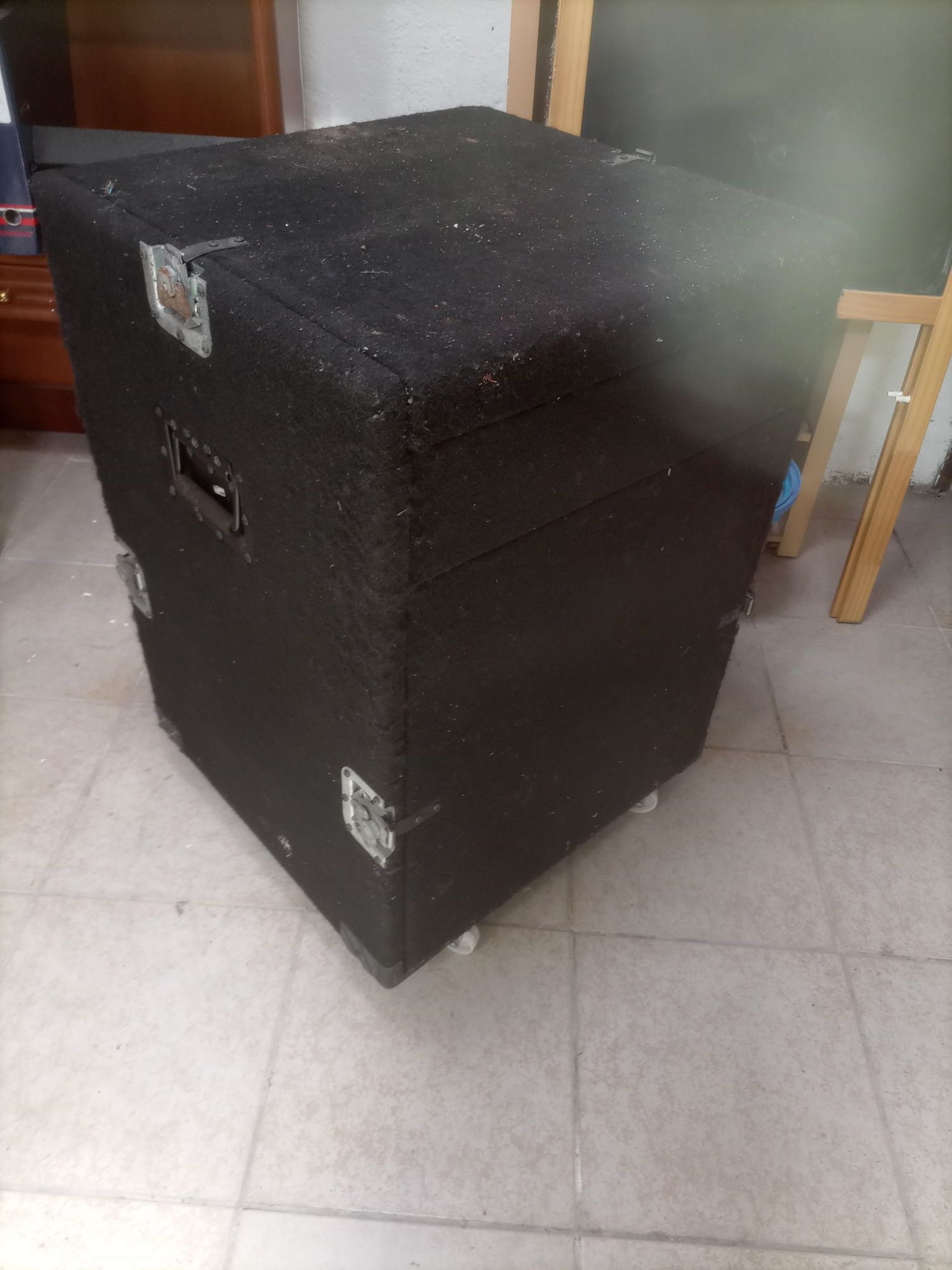 Vendo está box para mesa de som e amplificadores