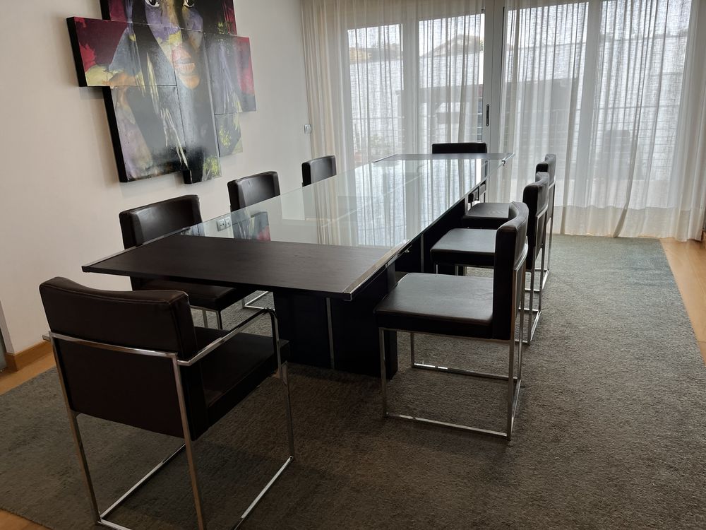 Vendo mesa de jantar, acompanha 8cadeiras em pele