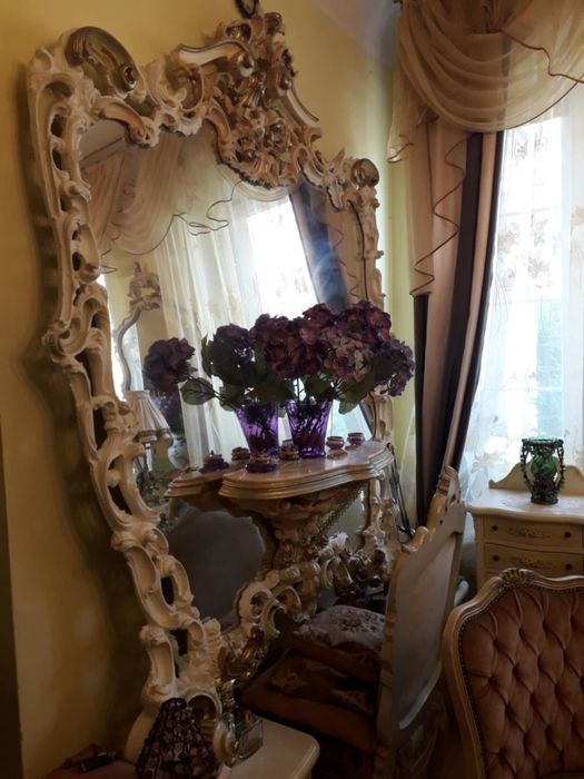 Lustro w rzeźbionej ramie z konsolą