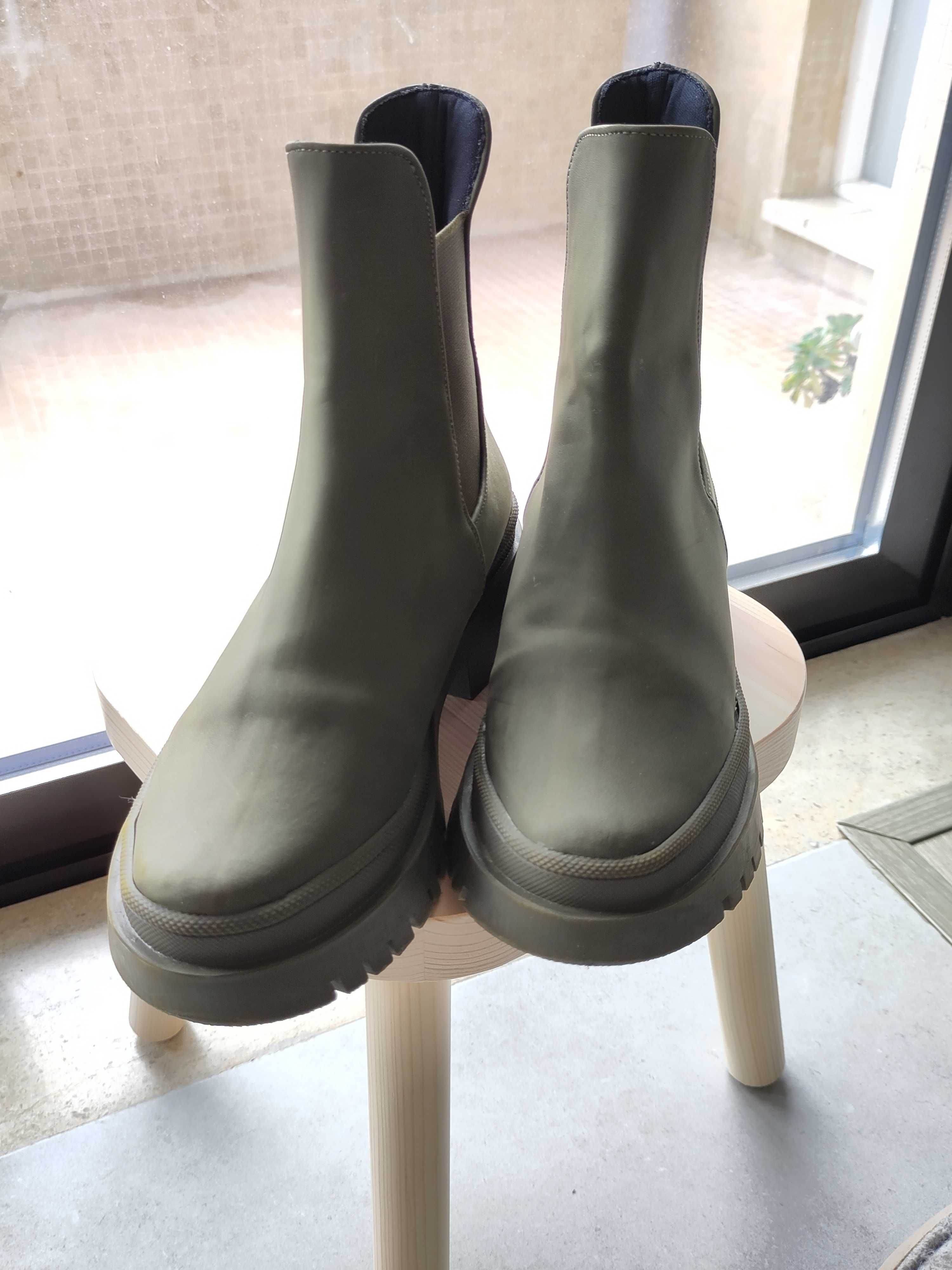 Botas impermeáveis verde tropa