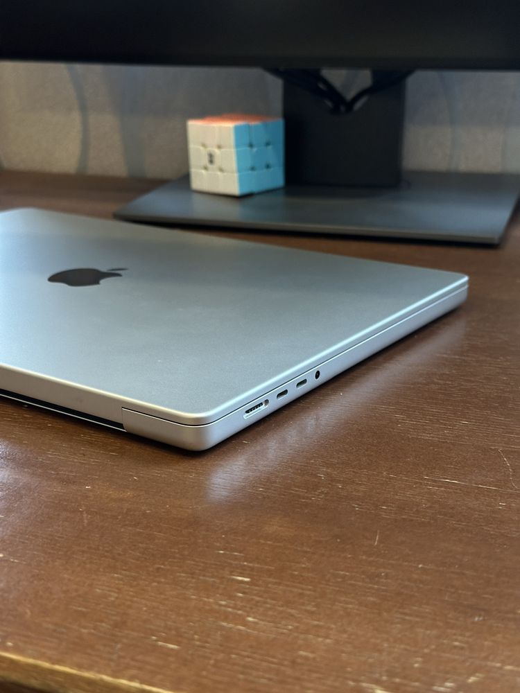 MacBook Pro 16" 2021 M1 Max 64gb RAM 1 tb SSD Silver 38 циклів