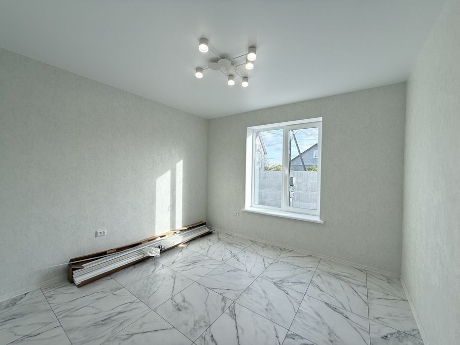 Продам новострой в центре Подгородного можно под Э Оселю !!! ( С )