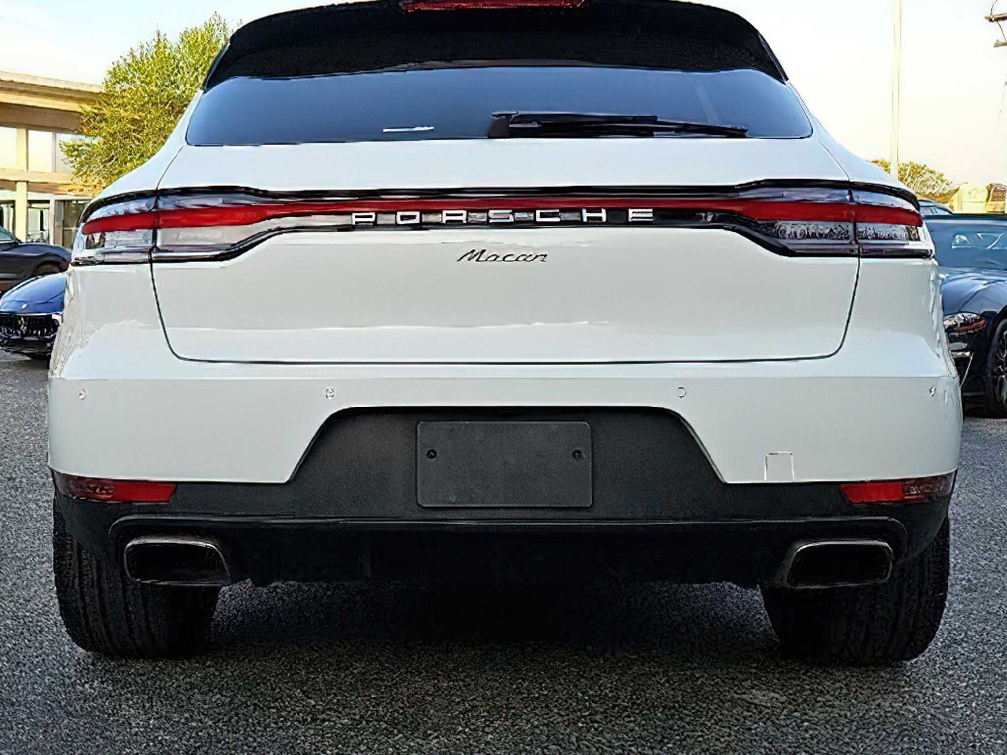 Porsche Macan Base      2021