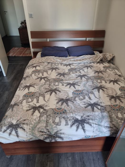 Mobília de quarto com umas marcas ou outras