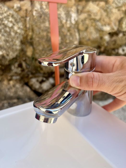 Lavatório casa de banho com torneira Roca