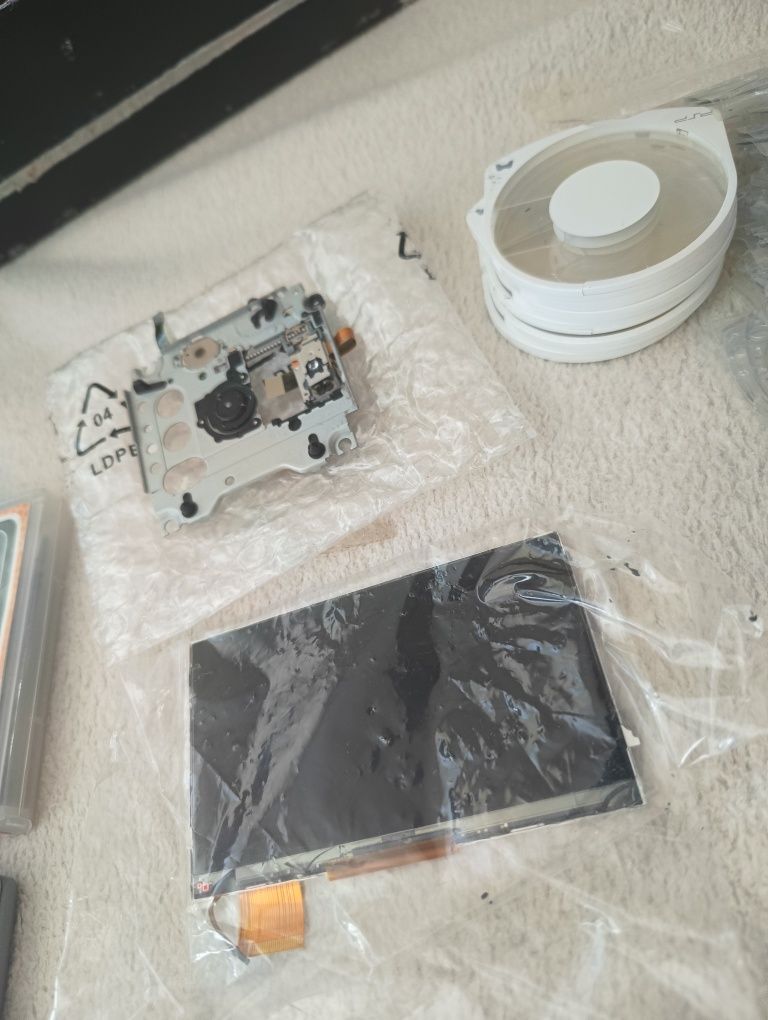 Złom, części konsole PSP + 21 Case UMD + pudełka z gier