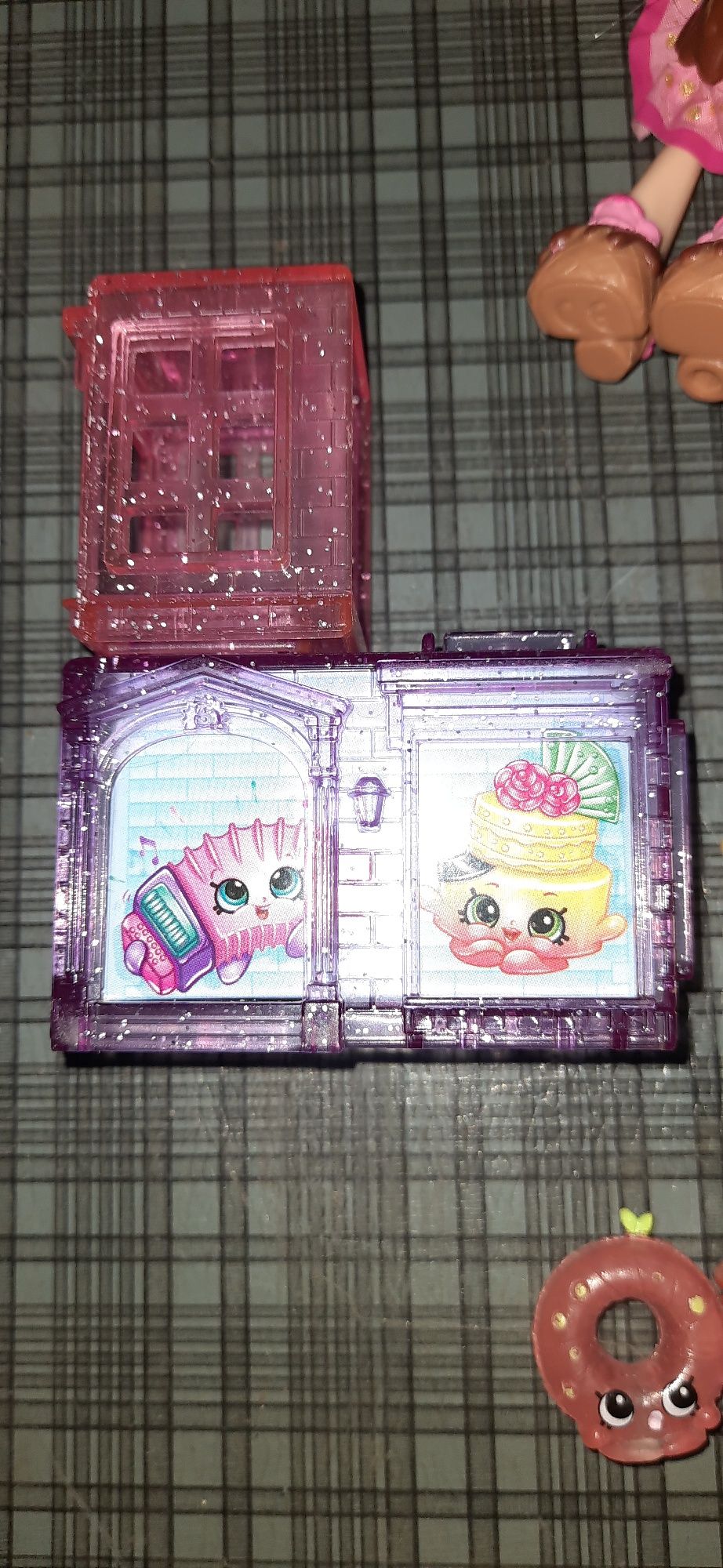 Duzy zestaw Shopkins Moose, laleczka plus 33 figurki, skrzynka, taczka