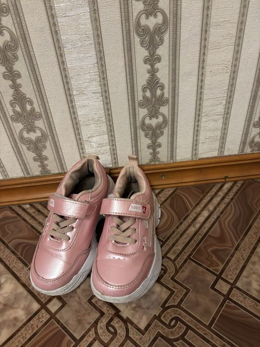 Кроссовки на девочку