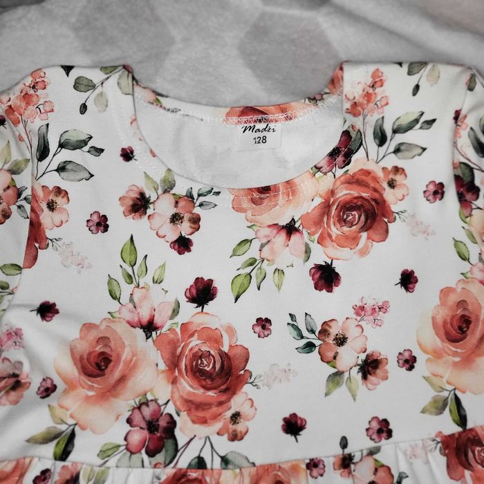 Piękna bawełniana sukienka dziecięca w kwiaty r. 128