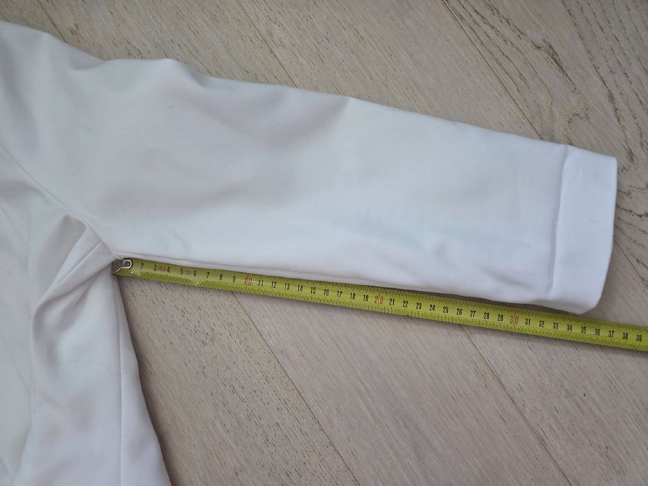 Biała marynarka, Reserved