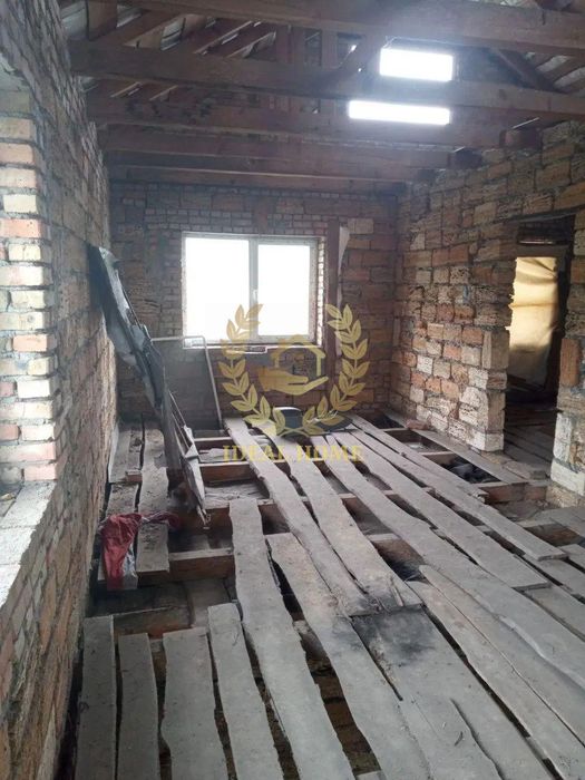 Продам будинок в центрі смт Борова